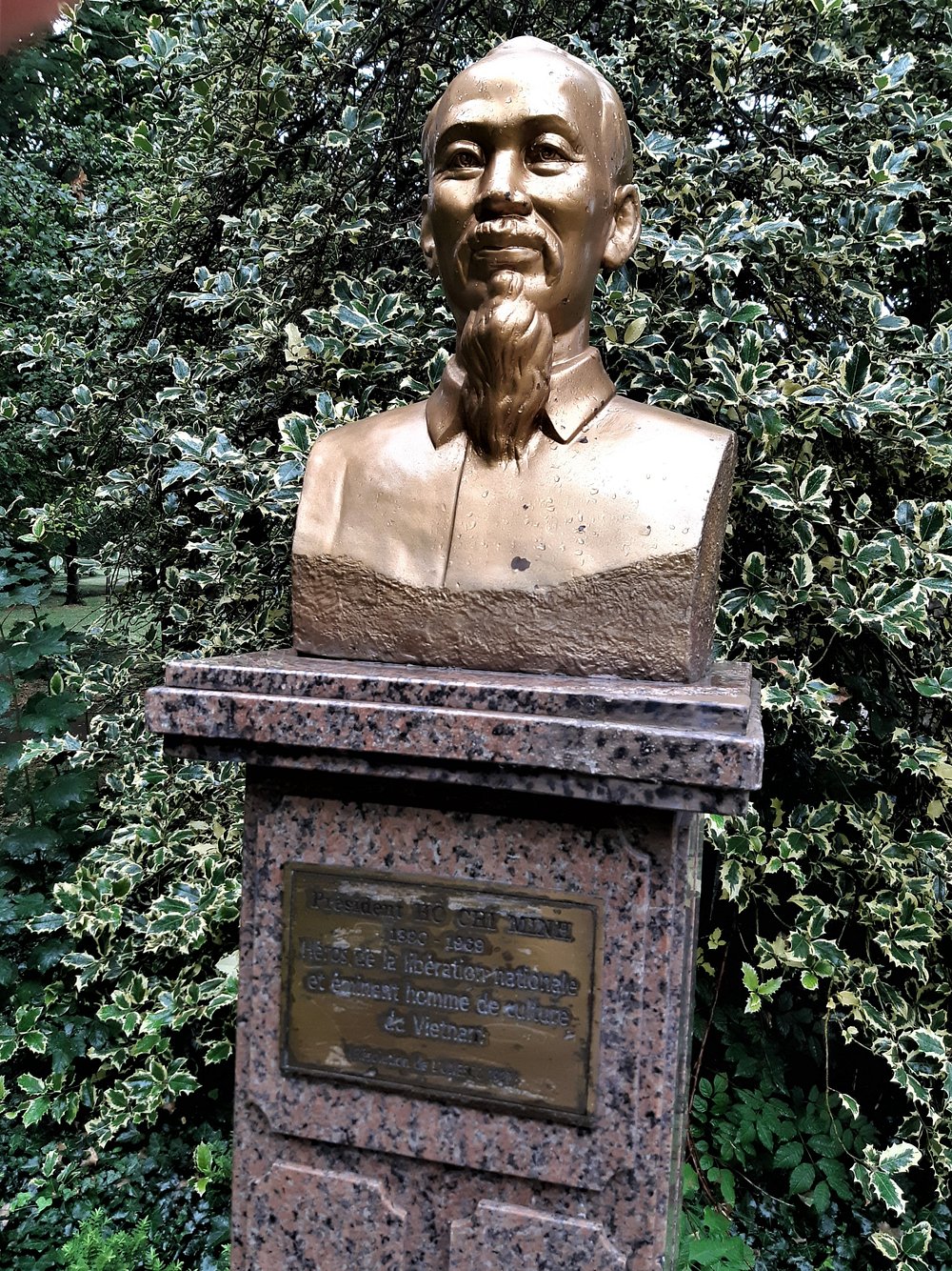 Pétition visant à faire retirer un buste d’Ho CHI MINH qui trône dans un parc de Montreuil